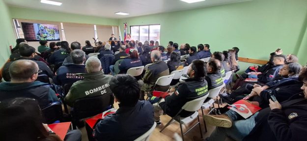 Más de 100 voluntarios de Bomberos de la Región de La Araucanía participan en capacitación sobre investigación disciplinaria.