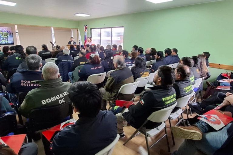 Más de 100 voluntarios de Bomberos de la Región de La Araucanía participan en capacitación sobre investigación disciplinaria.