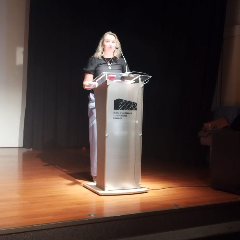 Panelista expone sobre acoso laboral y prevención en conversatorio del Museo de la Memoria y Derechos Humanos